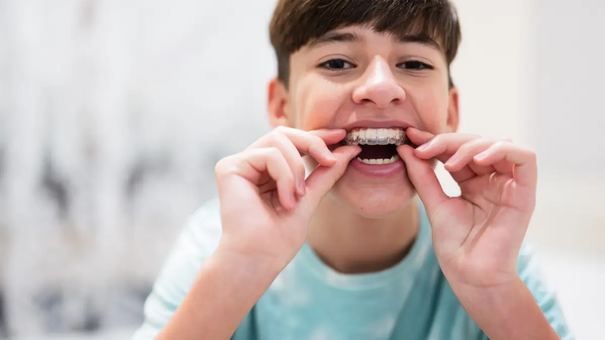 Ragazzo che indossa un apparecchio trasparente per i denti