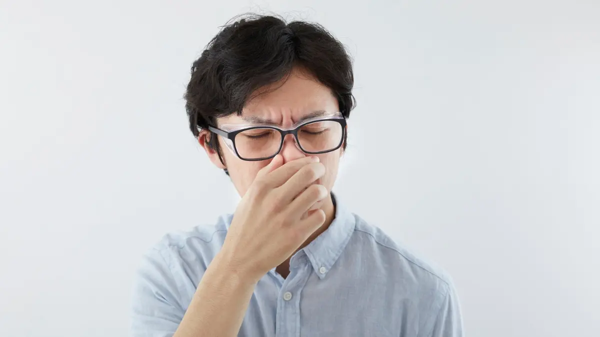 Come prevenire l’alito cattivo: cause, rimedi e miti da sfatare